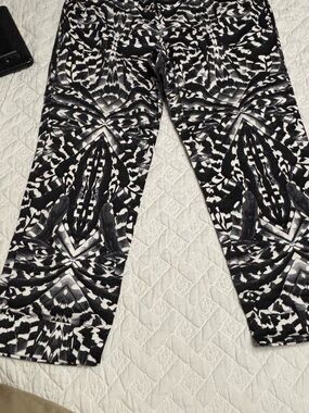 New York & Company Black and White Abstract Stretch Leggings